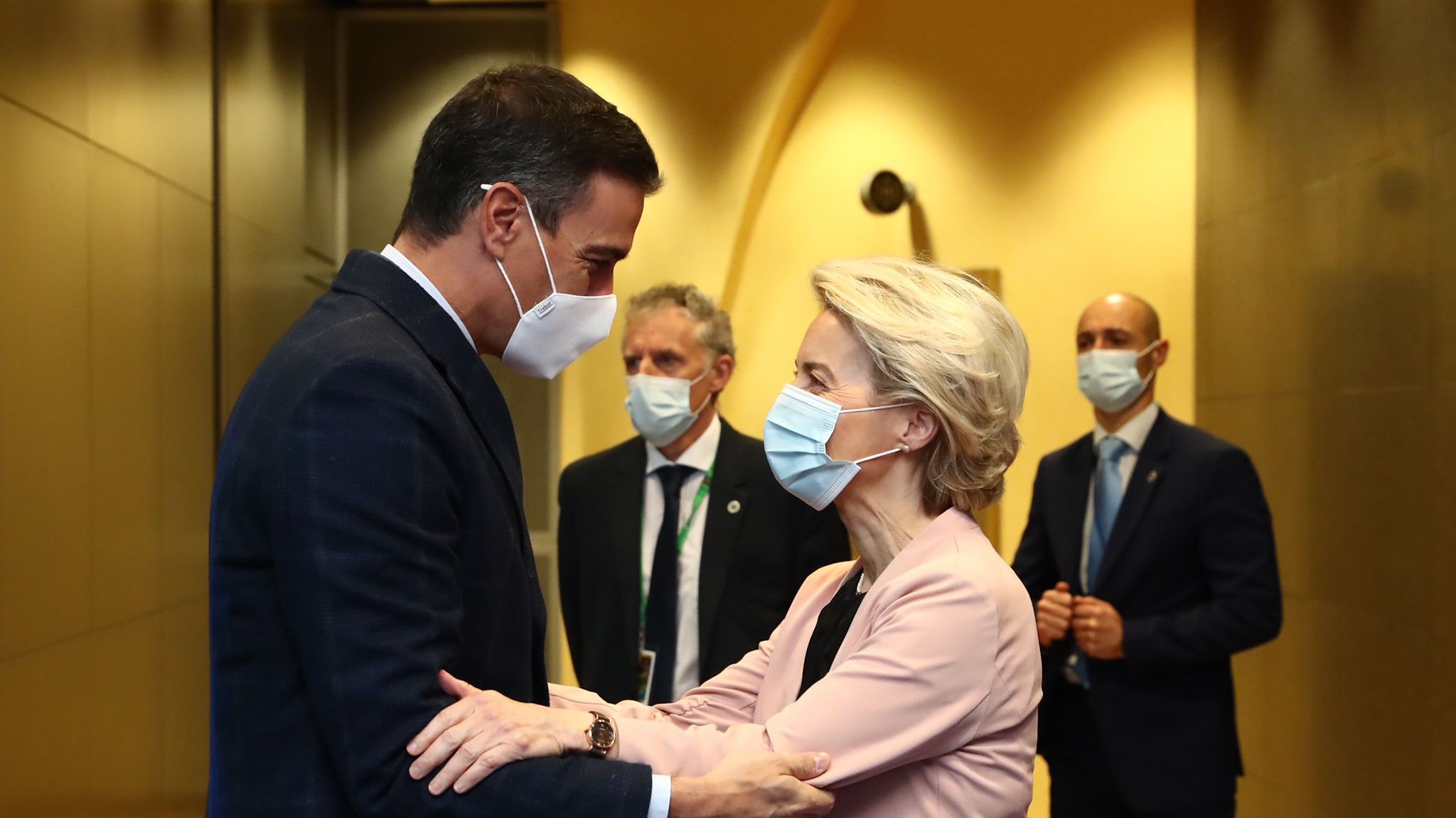 Pedro Sánchez saúda a Ursula Von der Leyen