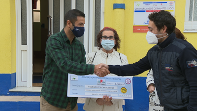 O Neurociruxián do HULA Pedro Reimonde recibiu o cheque