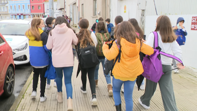 Escolares da Illa de Arousa percorren a vila neste día de Defuntos