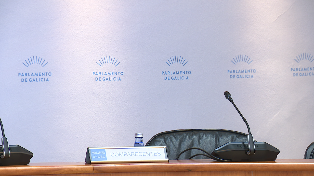 O lugar baleiro que debía ocupar esta tarde a presidenta da Deputación de Pontevedra