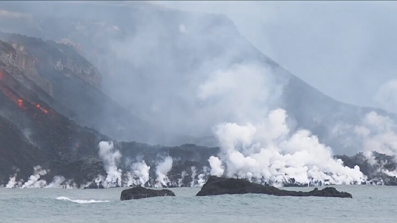 A lava segue alimentando a última plataforma que se formou sobre o mar