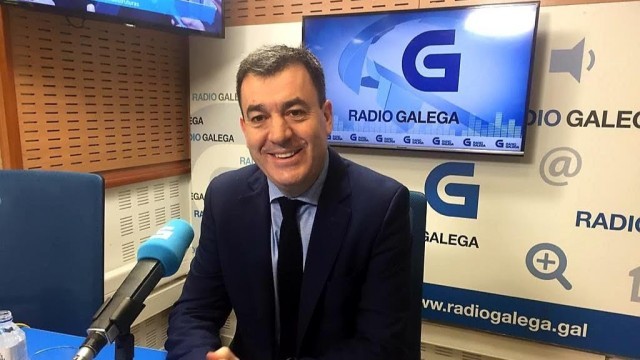 Román Rodríguez, conselleiro de Educación, nunha entrevista na Radio Galega
