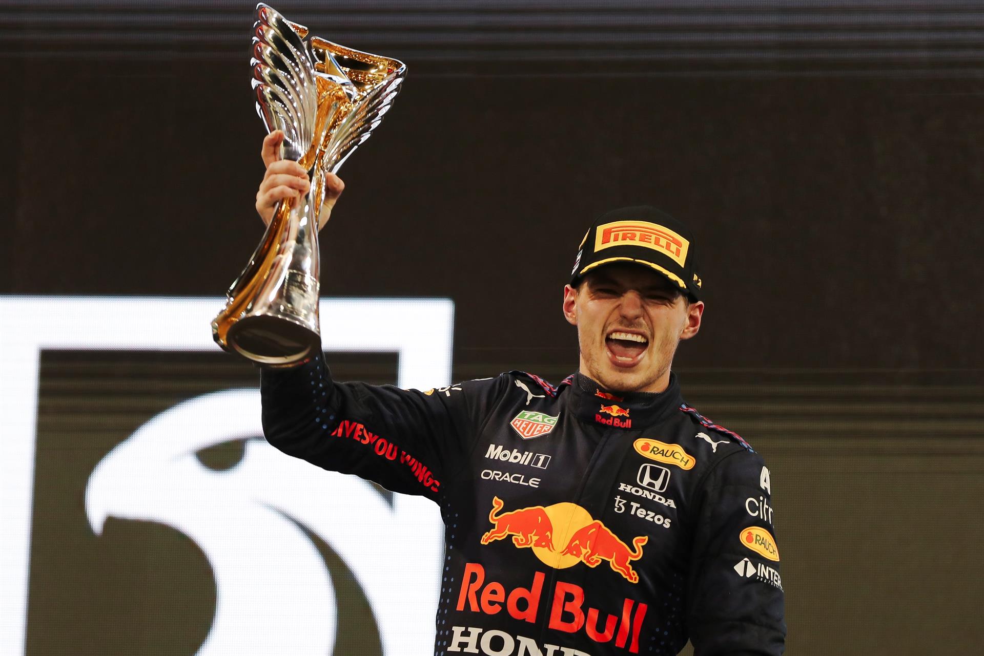 Verstappen festexa a vitoria no podio. EFE