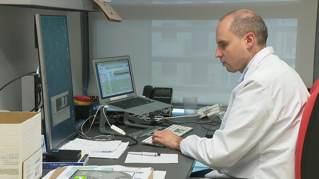 José Castro Tubío traballando nun laboratorio do CIMUS