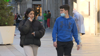 Camiñan sen máscara pola rúa Príncipe de Vigo