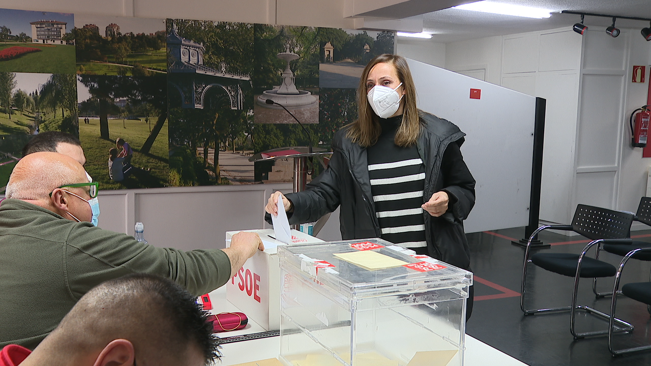 A deputada autonómica, Noa Díaz, deposita o seu voto