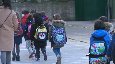 Estudantes entrando ao colexio Mestre Vide de Ourense