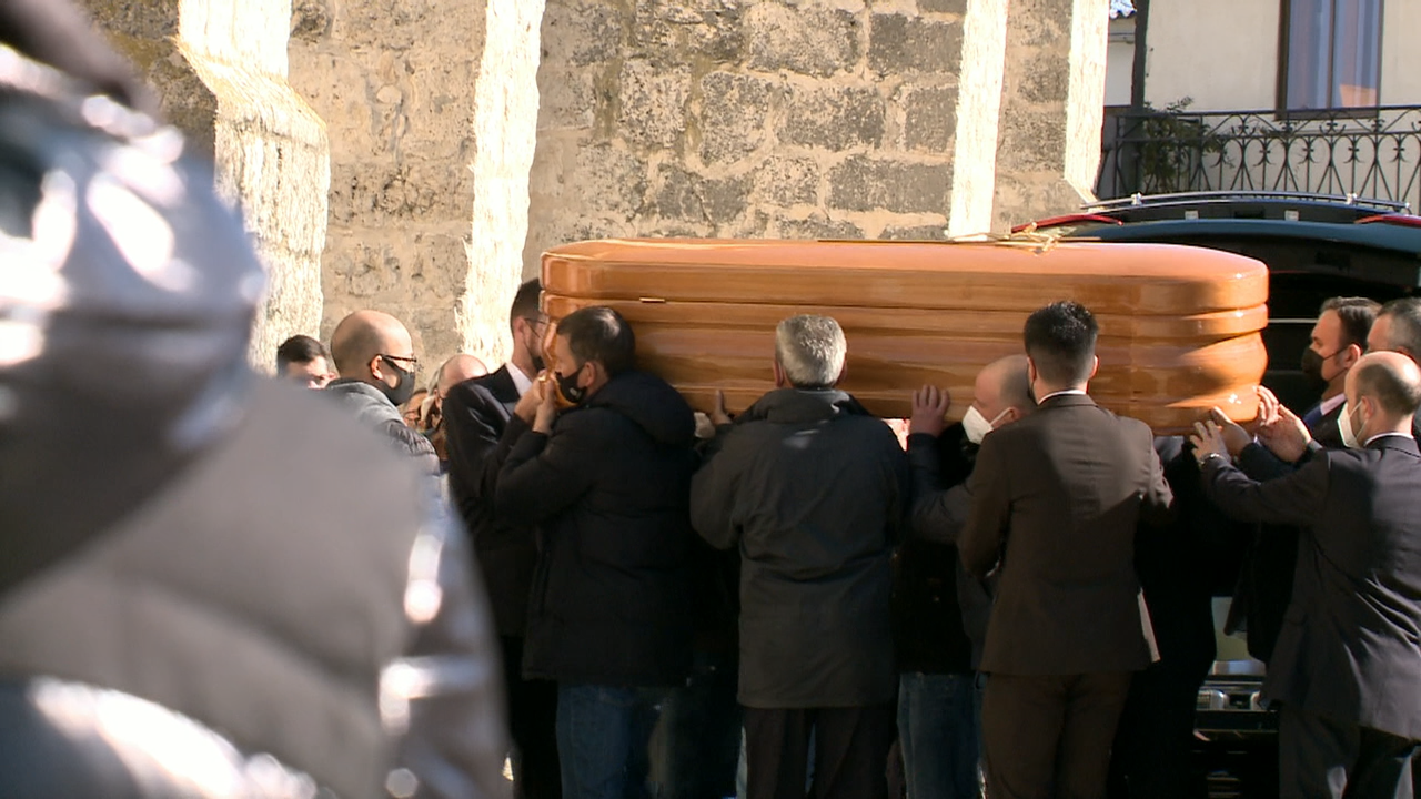 Familiares, amigos e vecños asistiron ao funeral e enterro de Esther López en Traspinedo
