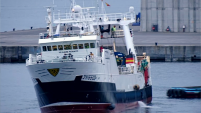 O arrastreiro ten base no porto de Marín