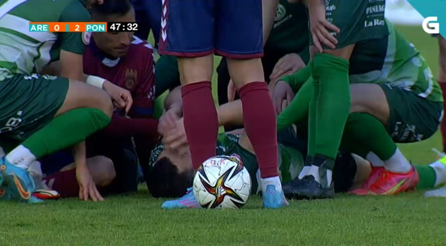 Uxío, láiase no chan tras a súa lesión no Arenteiro-Pontevedra