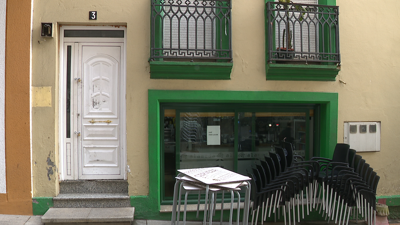 A porta da vivienda en que se refuxiaban os asaltantes de bares da Pobra, pechada con cadeados este mércores