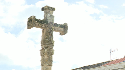 O cruceiro está diante da Igrexa de San Martiño en Noia