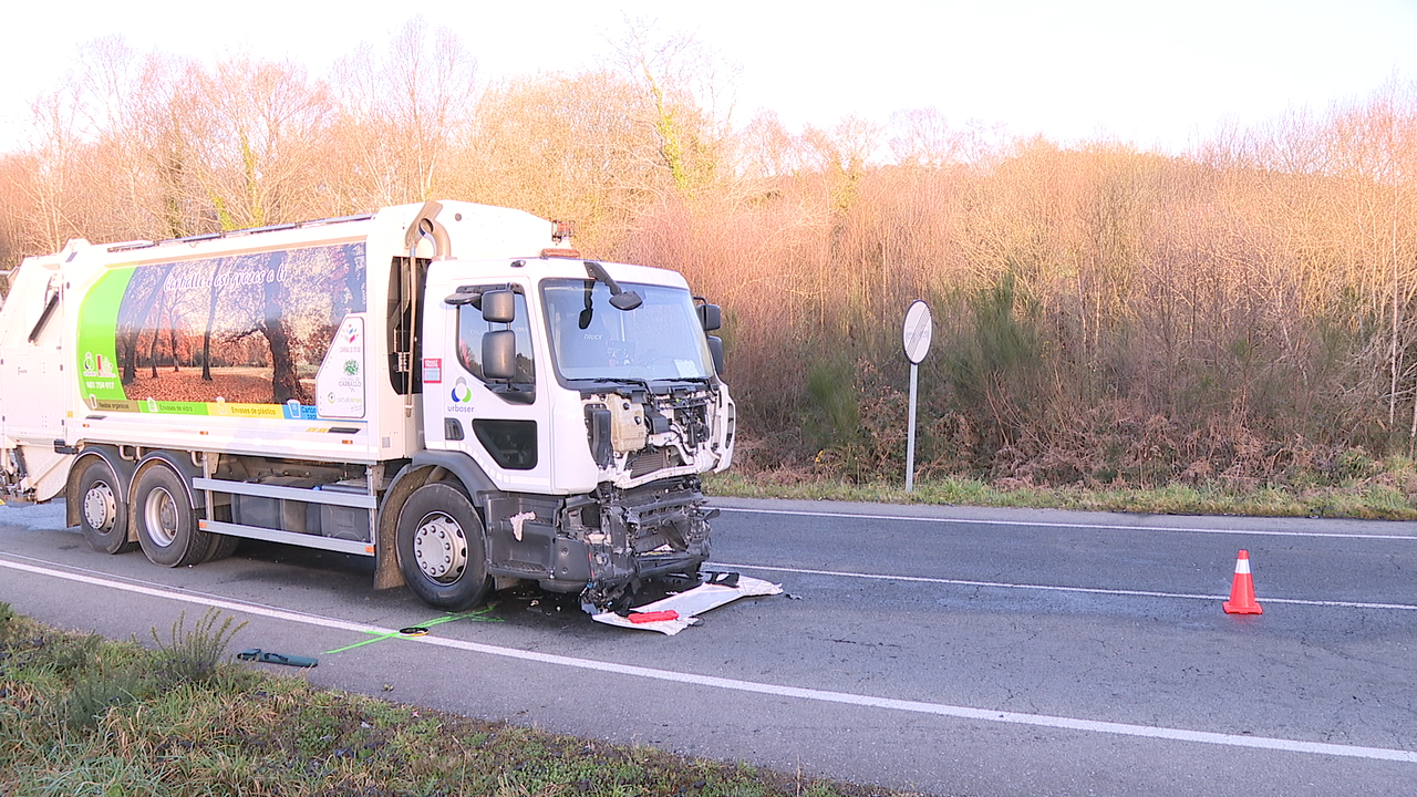 O camión do lixo implicado no accidente de Cerceda