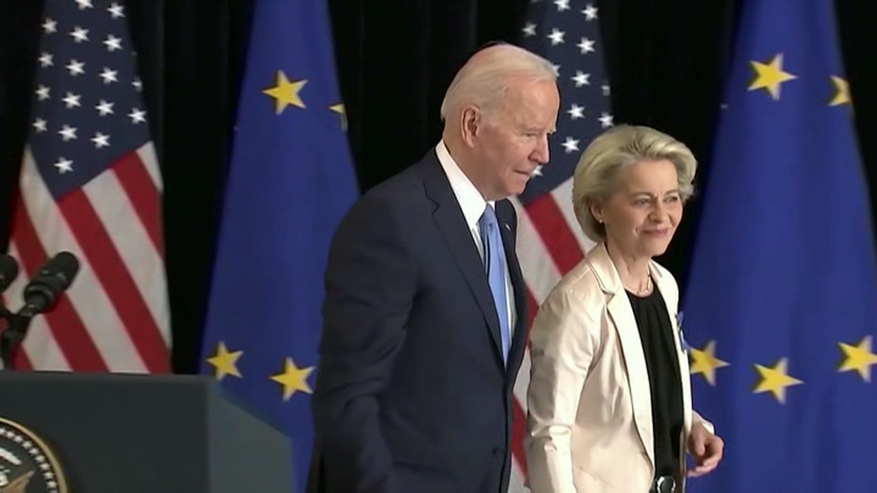 Joe Biden, presidente dos Estados Unidos, xunto a Ursula von der Leyen, presidenta da Comisión Europea, en Bruxelas
