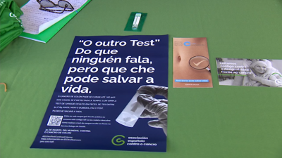 Unha das mesas da AECC instaladas este xoves, Día Mundial contra o Cancro Colorrectal