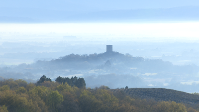 A Torre de Sandiás sobresaíndo entre a néboa, esta mañá na Limia
