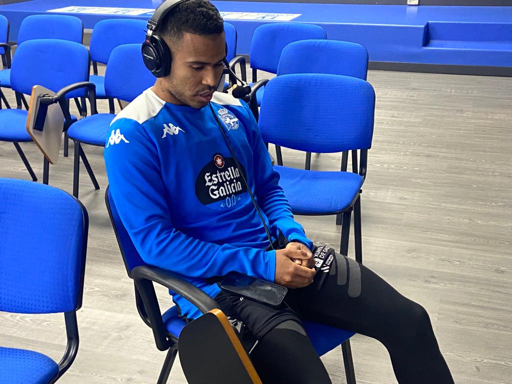 O xogador do Deportivo durante a entrevista na Radio Galega