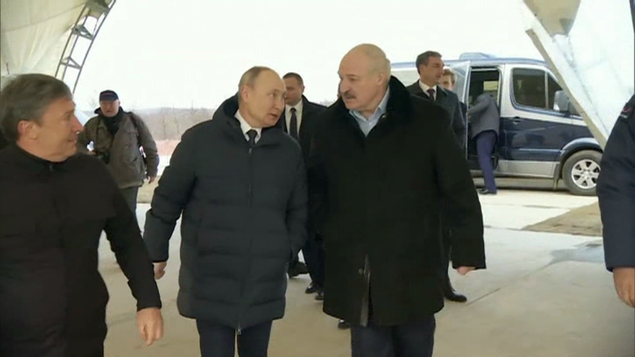 Vladimir Putin xunto a Alexandr Lukashenko nunha visita ao cosmódromo de Vostochni