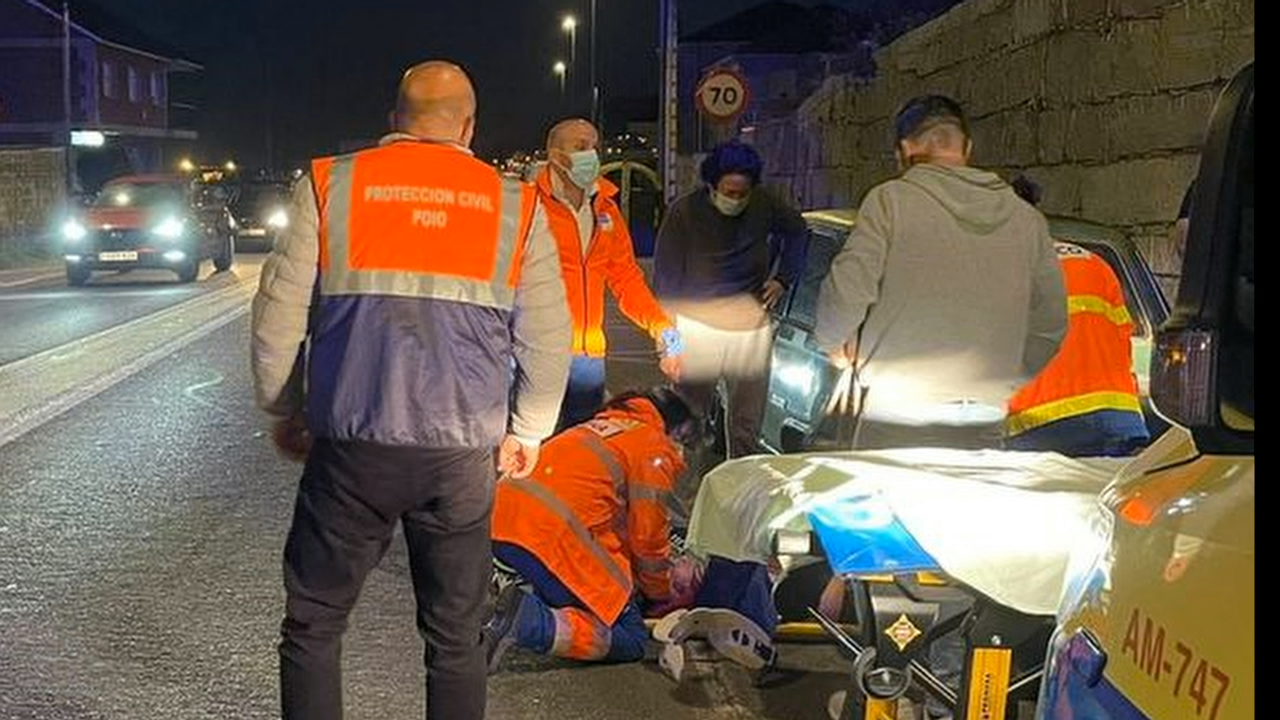 Persoal sanitario atende a muller no lugar do accidente