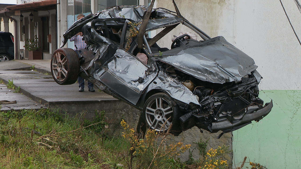 Imaxe da retirada do coche tralo accidente que lle custou a vida este luns a un condutor de 19 anos en Carballo