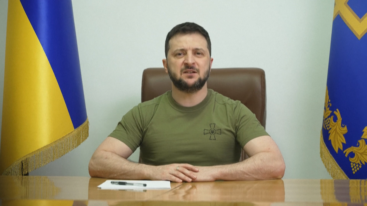 O presidente ucraíno, Volodímir Zelenski, anuncia que Rusia comezou