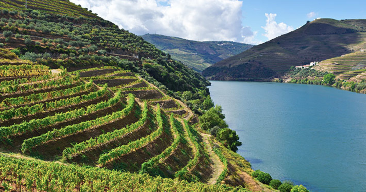 O río Douro ao seu paso pola rexión do Alto Douro Viñateiro, patrimonio da humanidade