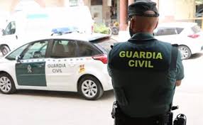 Un axente da Garda Civil xunto a un vehículo/ Arquivo