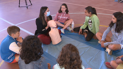 Un grupo de médicos explica a escolares de Oleiros como fan as practicas de reanimación cardiopulmonar este venres