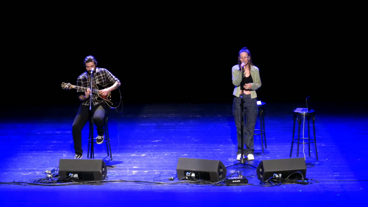 A cantante e compositora Ana Díaz presentando