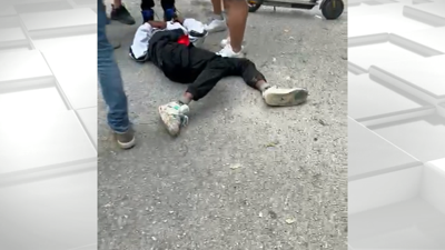 O mozo quedou tendido no chan tras recibir unha patada na cabeza