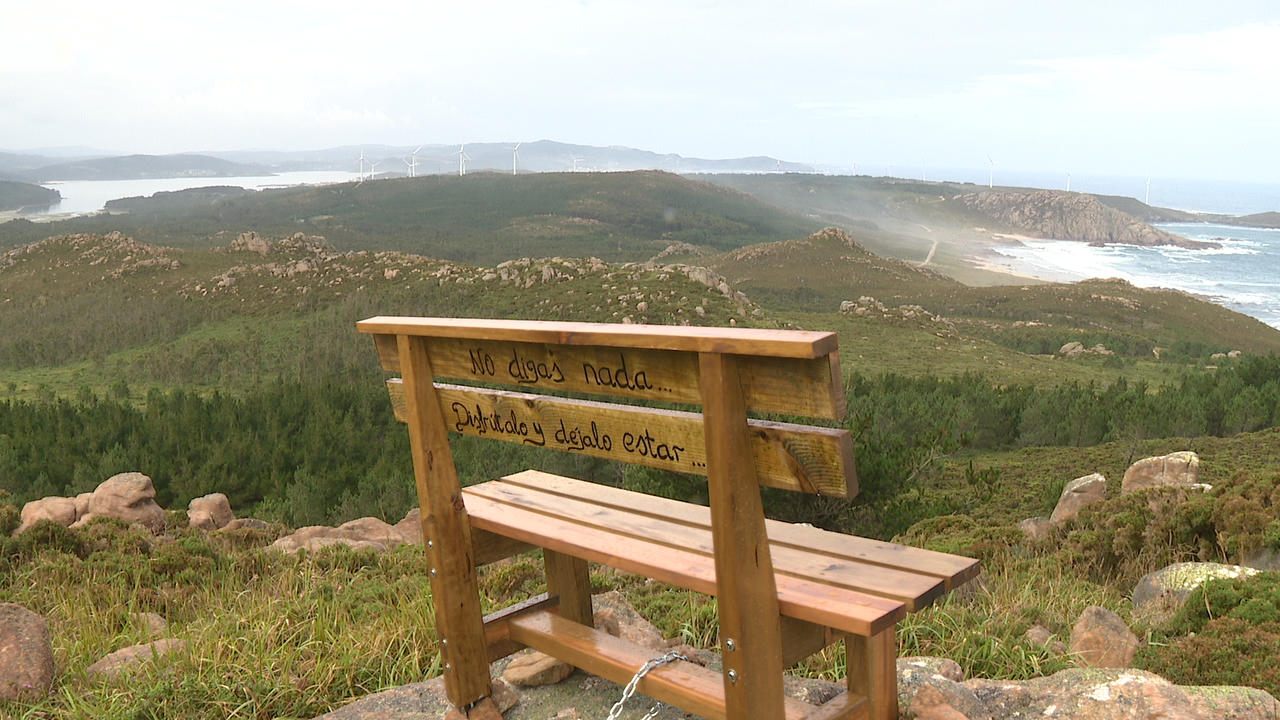 A paisaxe desde o banco abarca desde Muxía ata a praia do Trece