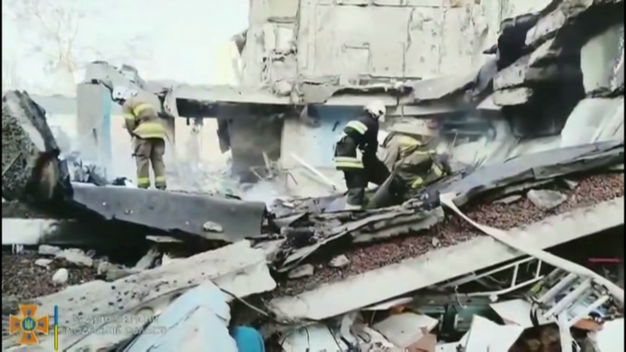 Os servizos de emerxencias busan entre os cascallos tras o ataque ruso en Odesa
