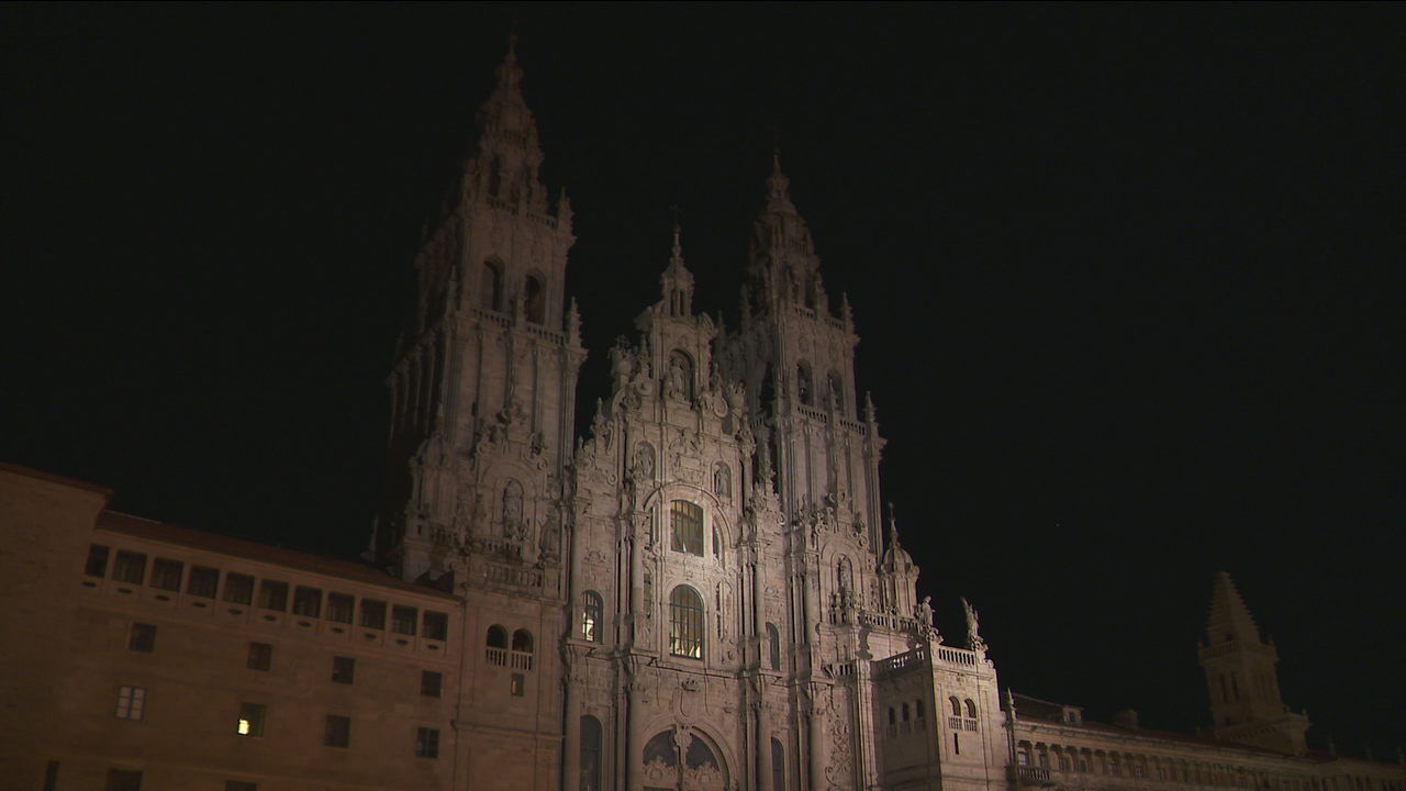 Mantense a iluminación exterior dos monumentos, como a catedral de Santiago