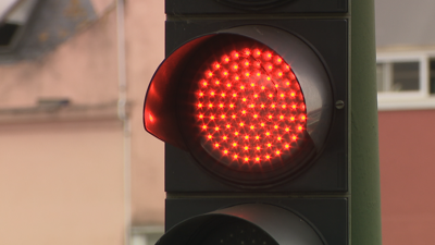Luz ámbar intermitente nos semáforos