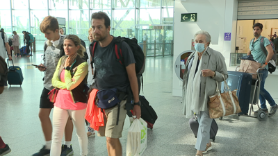 Aeroporto de Santiago con intenso movemento de viaxeiros