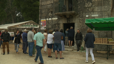 Ducias de fregueses acoden desde primeira hora aos actos relixiosos na ermida de San Ramón de Bealo