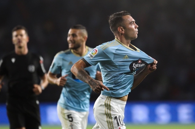 O dianteiro do Celta de Vigo Iago Aspas celebra tras anotar o 1-0 #ante o Cádiz CF no partido de Liga celebrado no estadio Balaídos de Vigo, este venres. |EFE/Salvador Sas