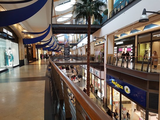 Interior do centro comercial en Almada (Lisboa) /Arquivo