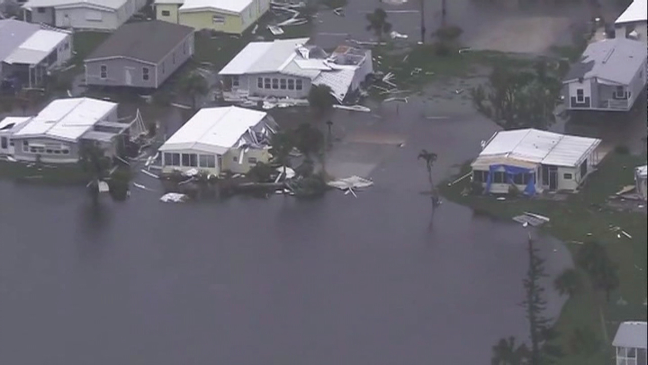 Casas asolagadas en Florida. Milleiros de cidadáns seguen atrapados nas súas vivendas