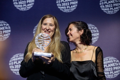 Luz Gabás, gañadora do 71º Premio Planeta, xunto á finalista Cristina Campos