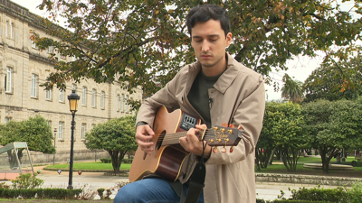 O cantautor Javier Lago, na alameda de Pontevedra, horas antes do seu concerto deste venres