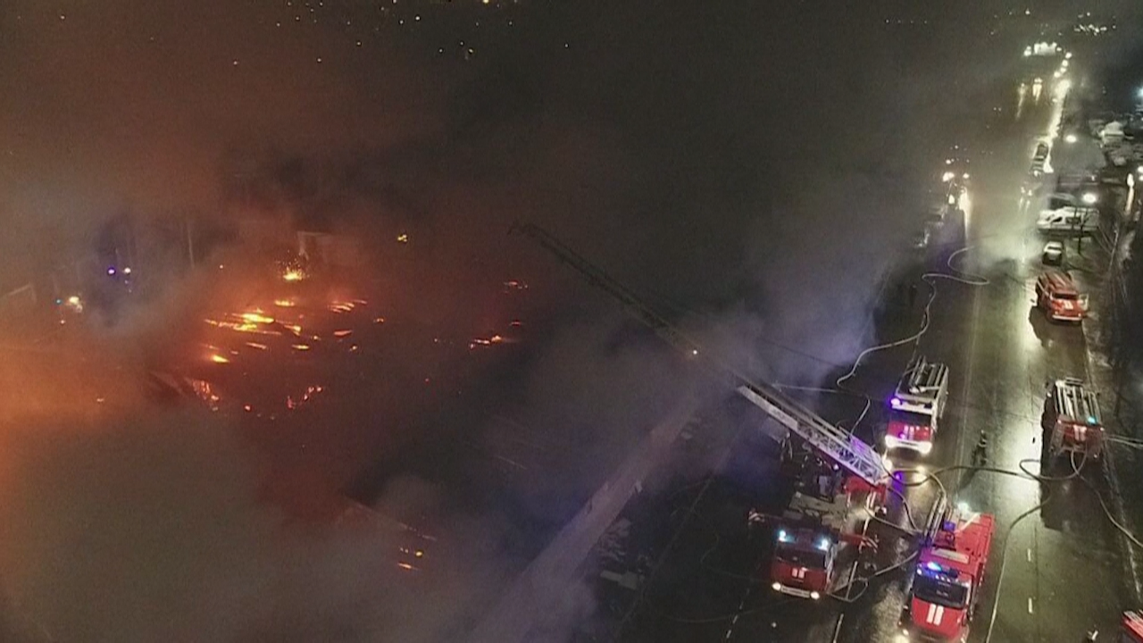Os bombeiros de Kostroma (Rusia) intentan sufocar as lapas