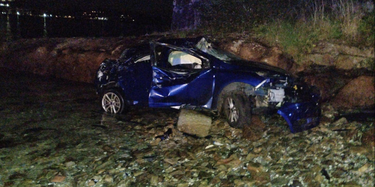 Coche que se precipitou ao mar nas proximidades da depuradora de Esteiro/ Bombeiros de Boiro