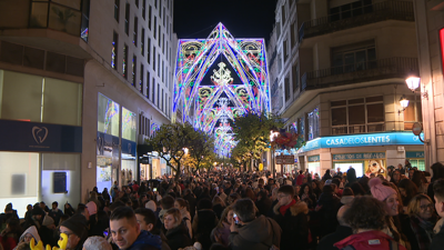 O acendido das luces encheu de xente a cidade