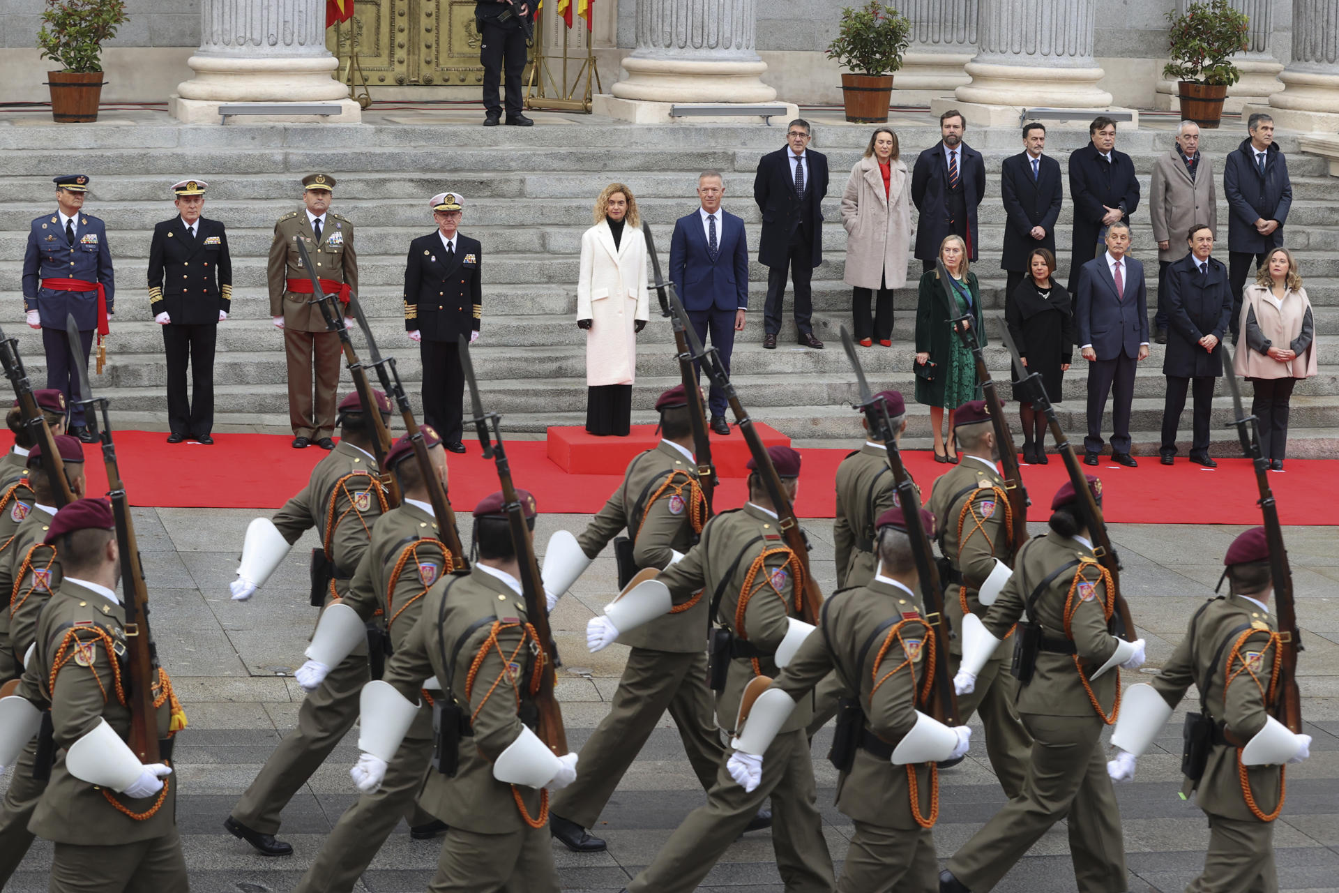 Militares desfilan no Día da Constitución