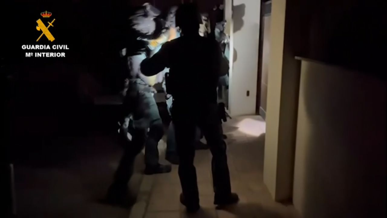 Axentes d Garda Civil durante a redada antidrogas /Garda Civil