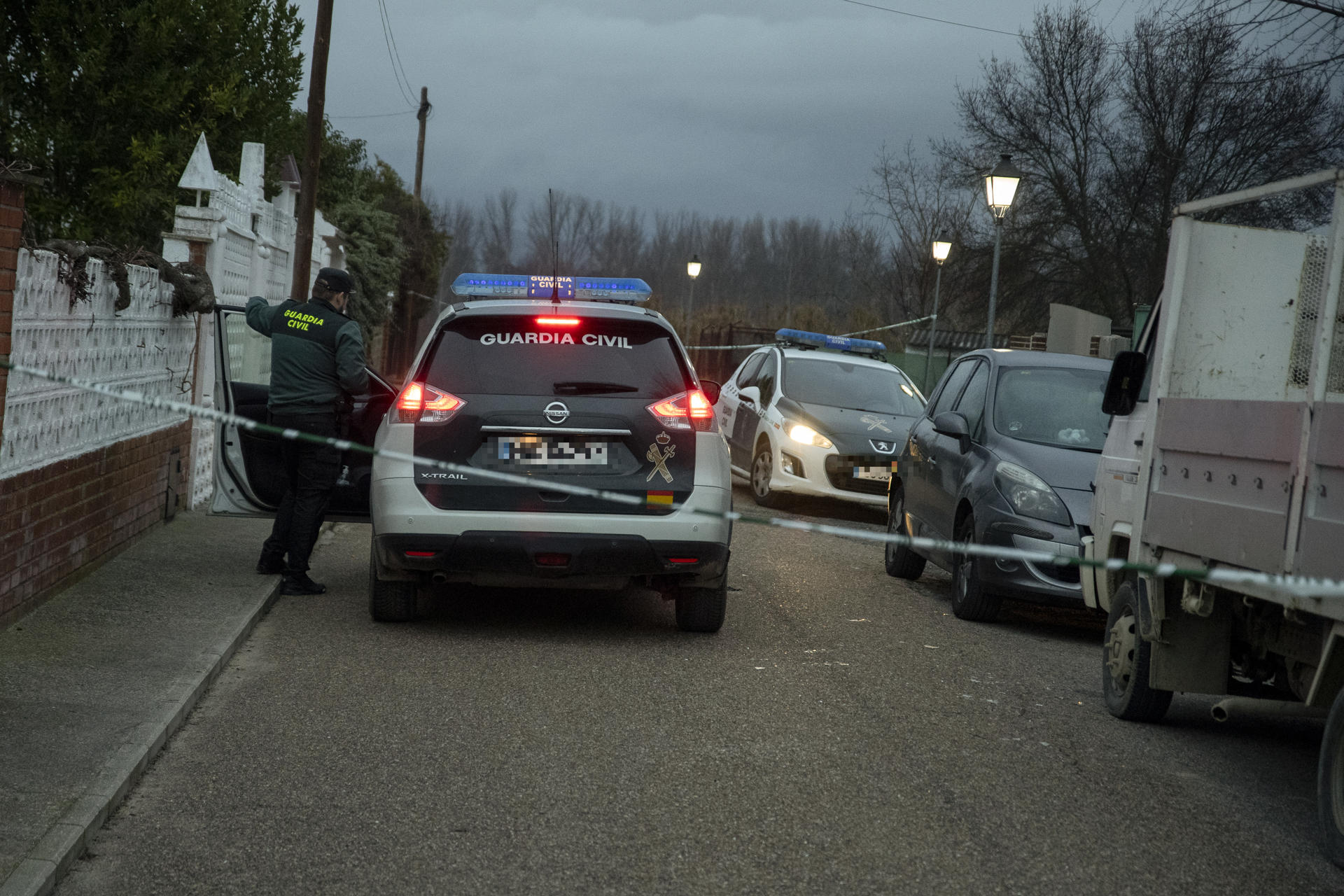 Axentes da Garda Civil na vivenda onde foi asasinada a muller Escalona (Toledo) (EFE/Ismael Herrero)