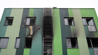 Fachada traseira coa ventá (á esquerda) da vivenda que ardeu en Ourense
