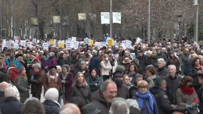 Manifestantes na marcha da Marea Branca polas rúas de Madrid