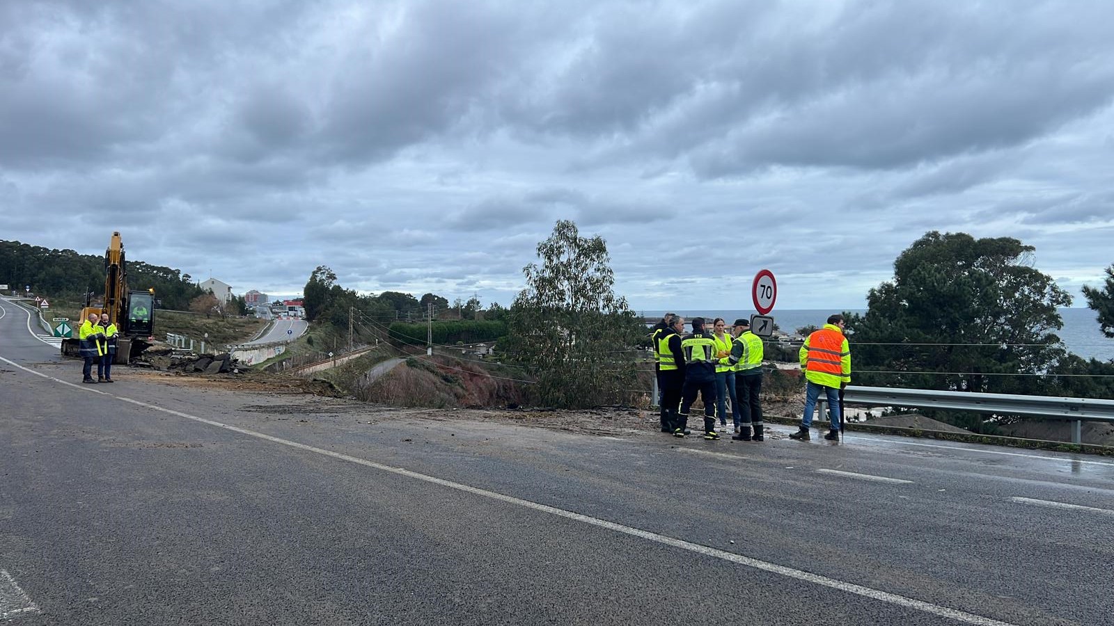 Persoal técnico do Ministerio traballa na zona para buscar solucións